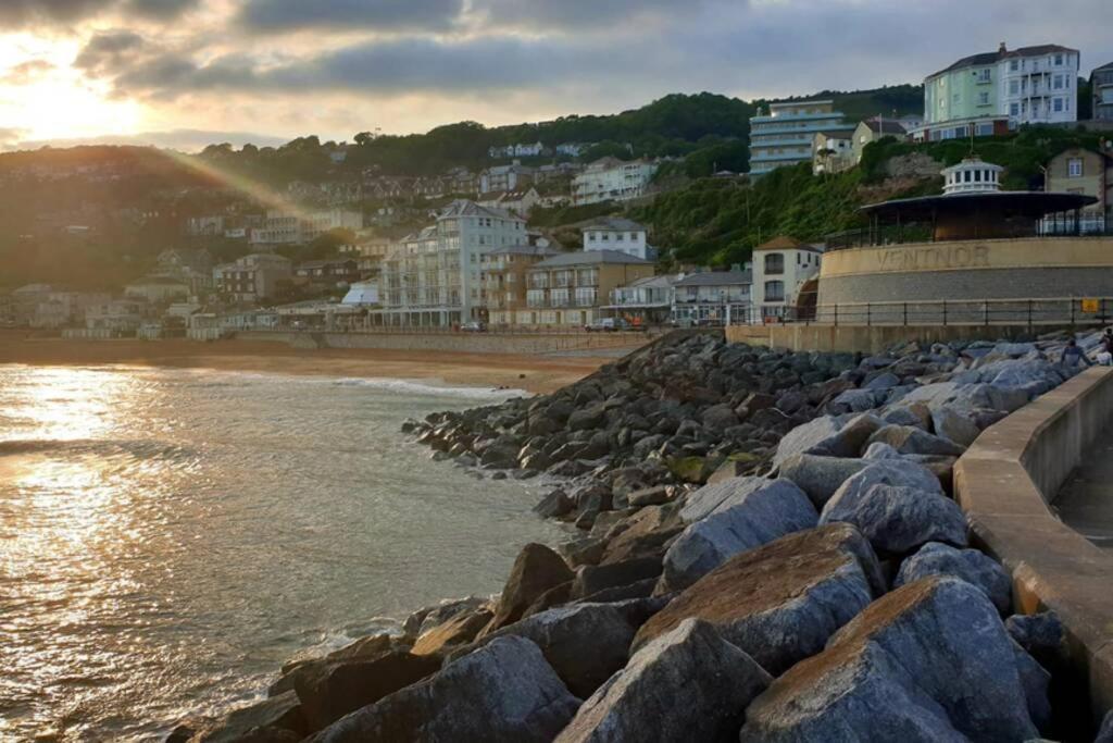 Beautiful Seaside Apartment With Parking Ventnor Bagian luar foto